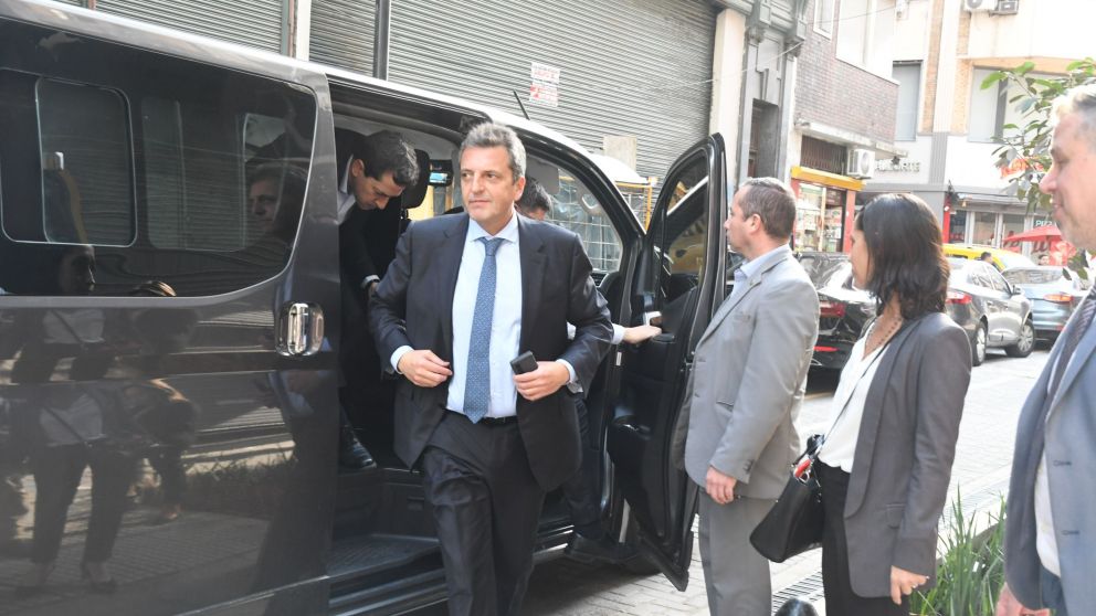 El ministro de Economía y precandidato presidencial por Unión por la Patria (UxP), Sergio Massa, llega al Consejo Federal de Inversiones (CFI)