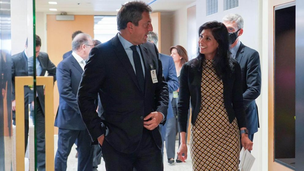 Mientras negocian, Massa le cancelará al FMI USD2.700 millones usando parte del swap