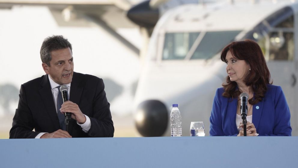 Sergio Massa con Cristina Kirchner en la repatriaci�n de los vuelos de la muerte