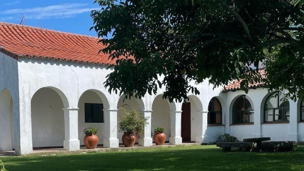 El famoso Monasterio de los Monjes Oblatos con cartel de venta