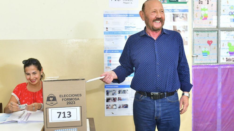 Insfrán votó antes del mediodía y espero el resultado sin sobresaltos