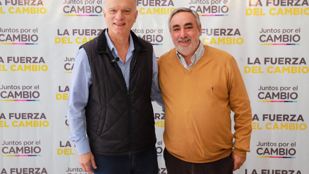 Grindetti, con su campera/chaleco marca registrada, junto a Fernández