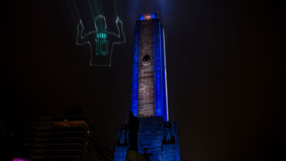 Con un mensaje en el Monumento, Rosario saludó a Messi en su cumpleaños