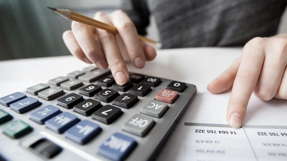 Las cuentas, cada vez m�s complicadas por la contracci�n de 9,2% real en los salarios de los trabajadores registrados