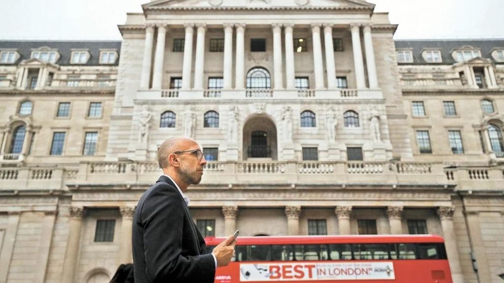 El Banco de Inglaterra subió medio punto porcentual sus tasas de interés