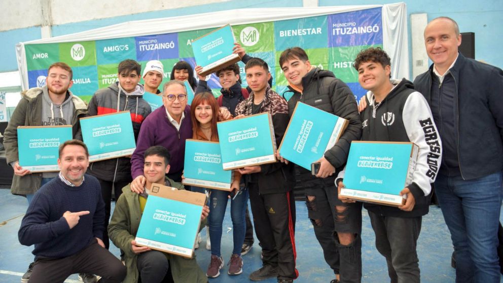 Estudiantes de Ituzaingó recibieron computadoras gratis