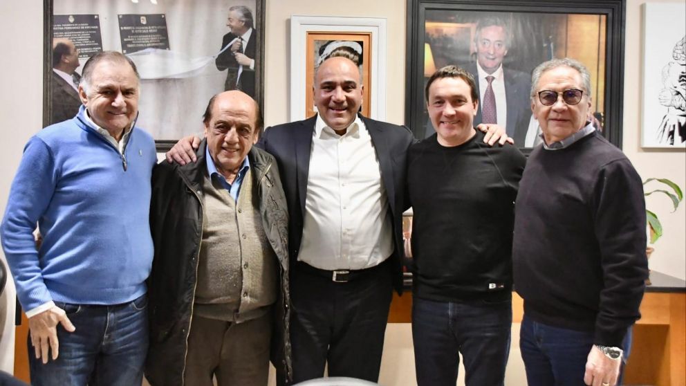 Juan Manzur, en el centro, con los intendentes y referentes peronistas del Conurbano (Gentlieza @JuanManzurOK/Twitter).
