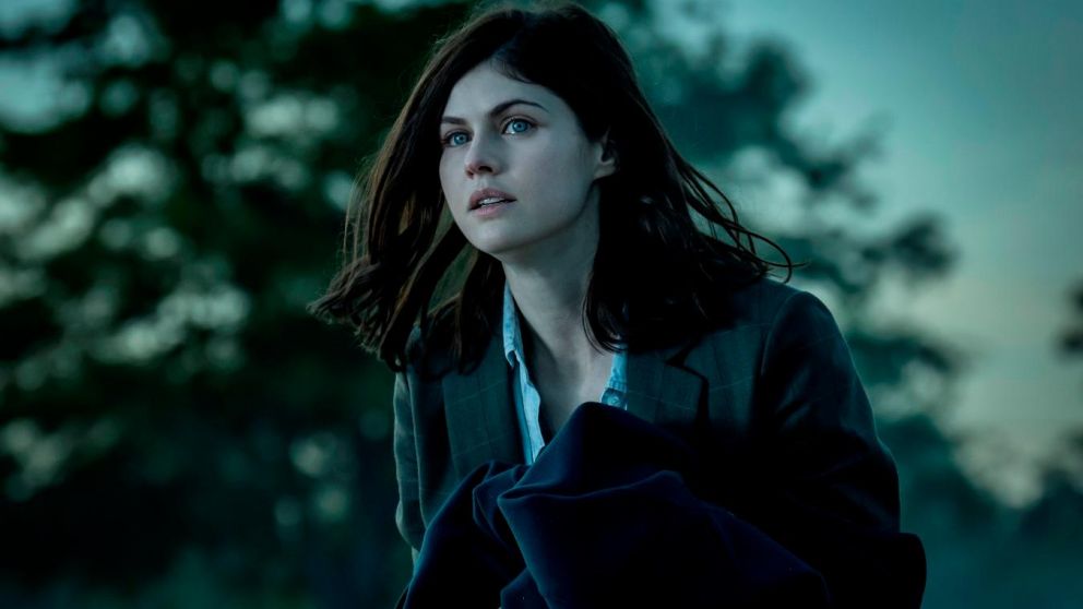 Alexandra Daddario interpreta a la atormentada nueva bruja de la familia.