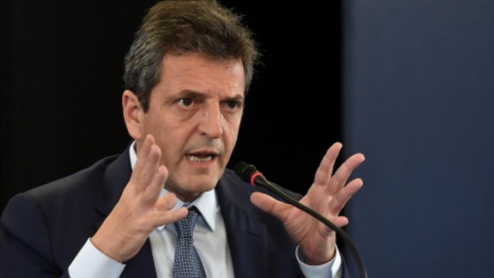 Massa cruzó a las petroleras y puso un nuevo tope a los aumentos de combustibles