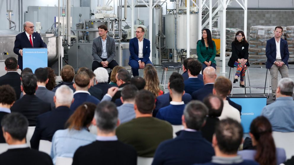 De Mendiguren hizo el anuncio de ampliación de financiamiento