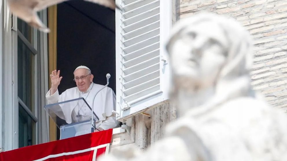 Primera aparición pública del papa Francisco luego de su operación