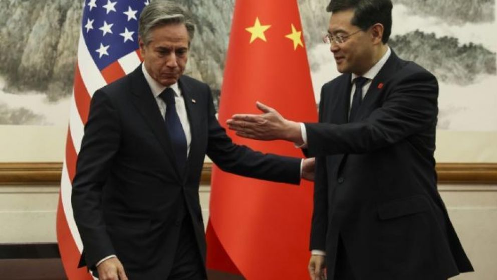 El secretario de Estado estadounidense, Antony Blinken (I), y el ministro chino de Relaciones Exteriores, Qin Gang