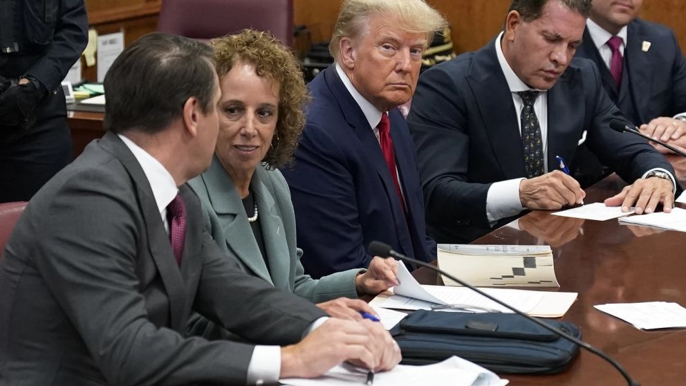 Donald Trump es acusado de falsificar documentos clasificados