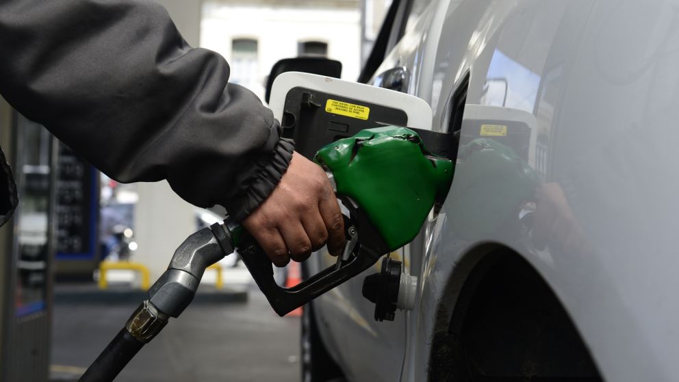 Las petroleras eval�an cu�ndo aplicar la suba del 4% a naftas y gasoil
