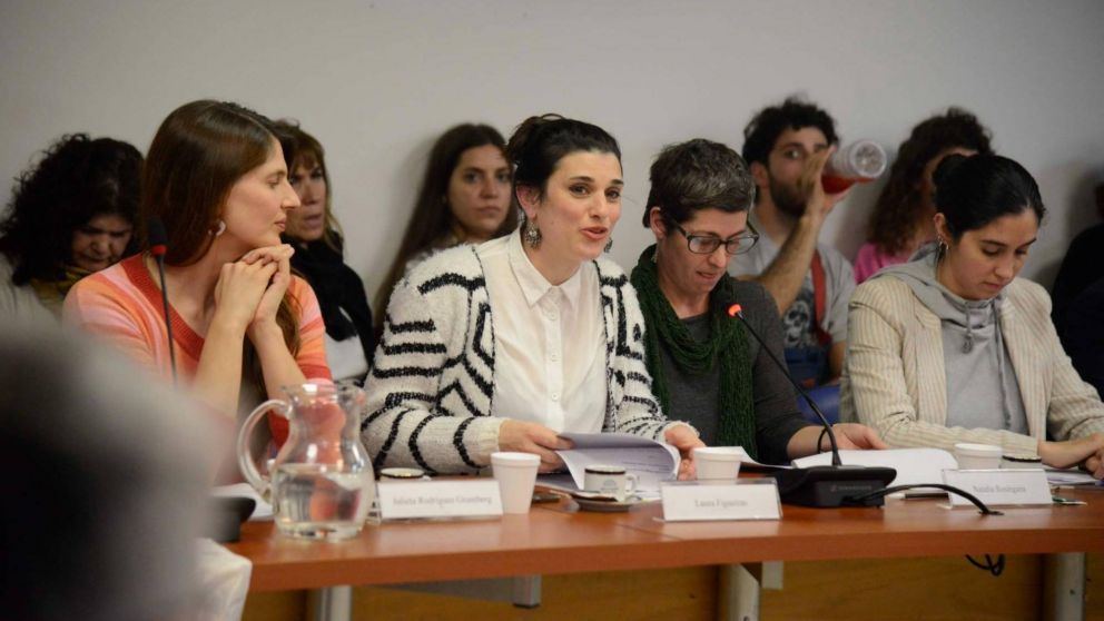 Con expositores, la Comisión de Cultura inició el debate