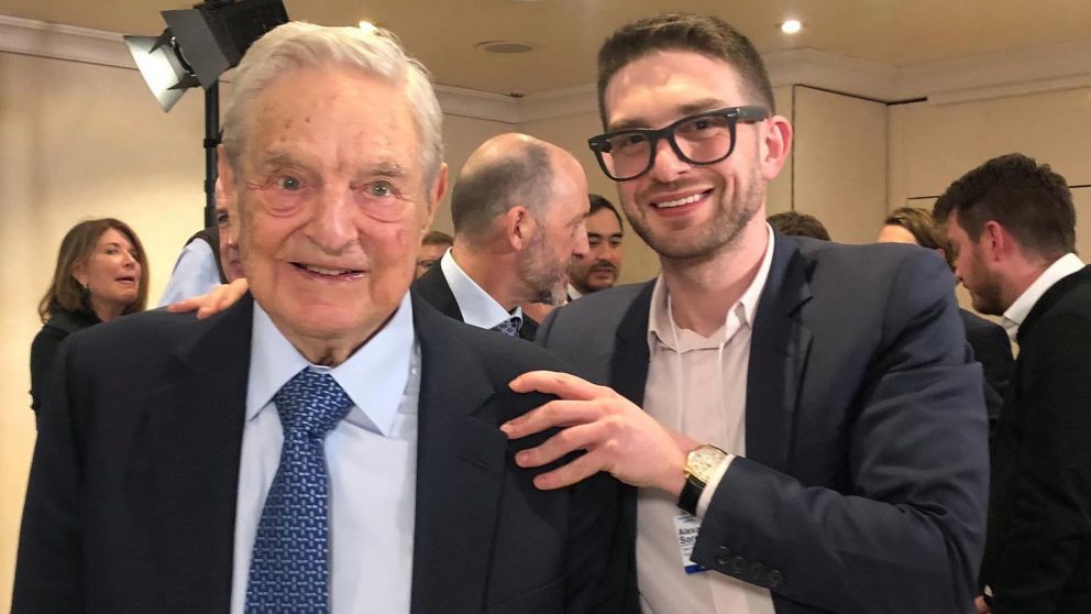 Alex Soros, a pesar de las diferencias con su padre, se quedará con el imperio