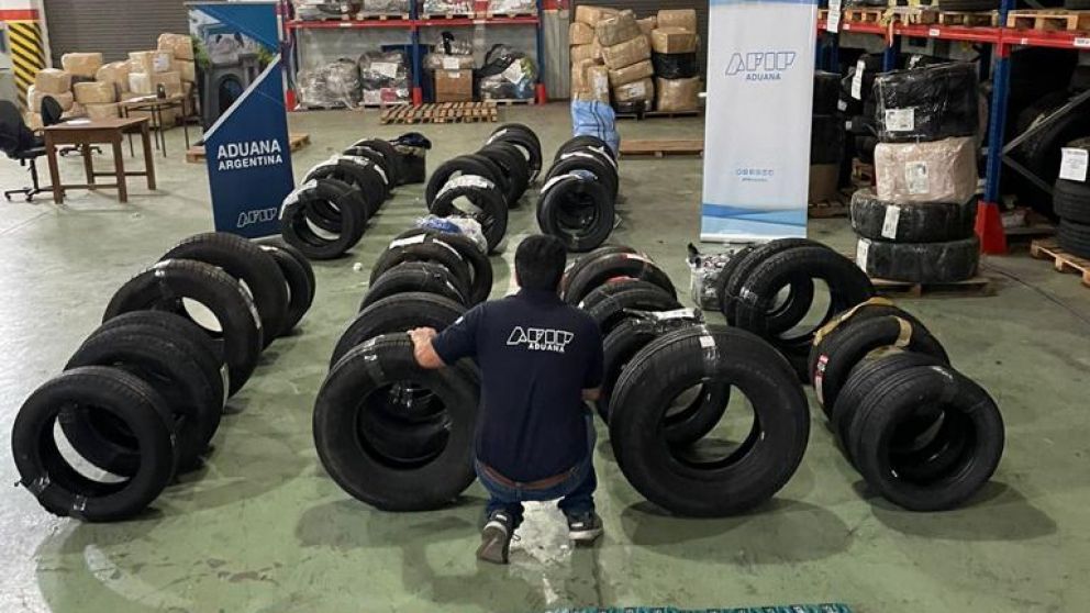 Había cubiertas, teléfonos celulares, marcos y partes de lentes, camperas, pantalones, ropa interior, zapatillas, medias, juguetes y cigarrillos