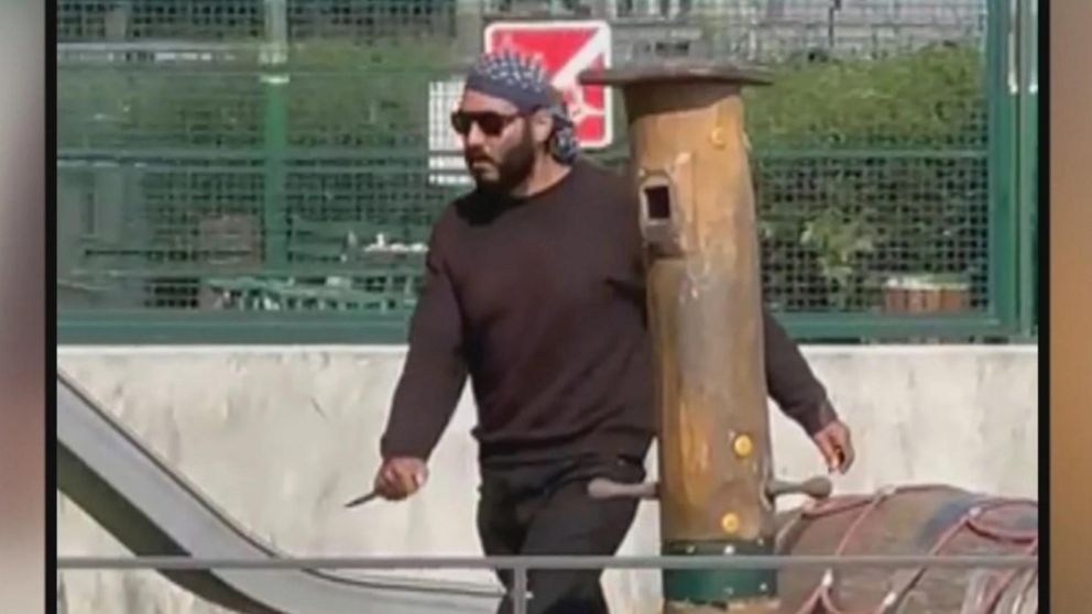 El atacante con el arma blanca en la mano mientras buscaba más víctimas