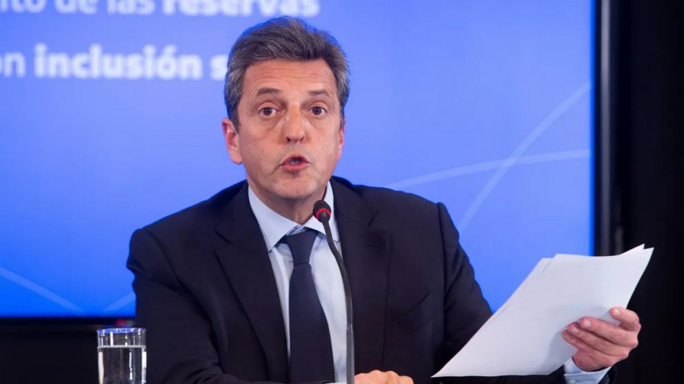 Aguinaldo: Massa exime de Ganancias a medio millón de trabajadores para apuntalar el consumo