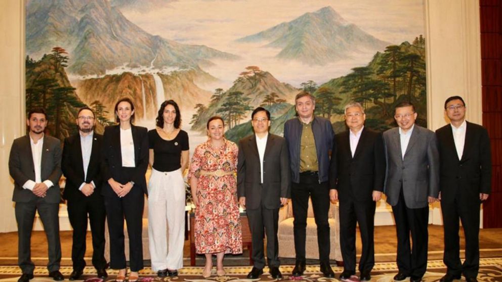 Kirchner y Moreau fueron recibidos hoy en Beijing por el titular de la Asamblea Popular China