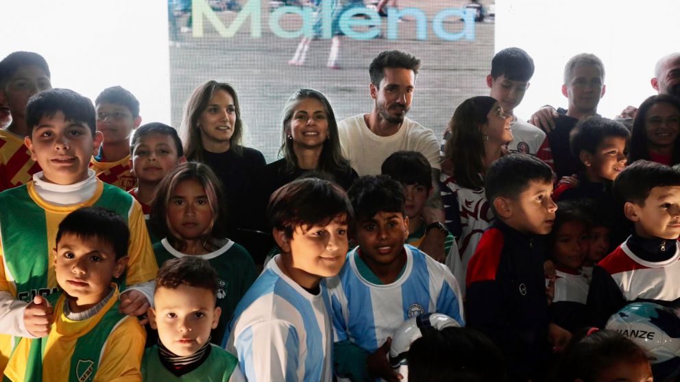 Malena Galmarini entregó más de 1.300 camisetas y materiales deportivos a nueve clubes barriales de Tigre
