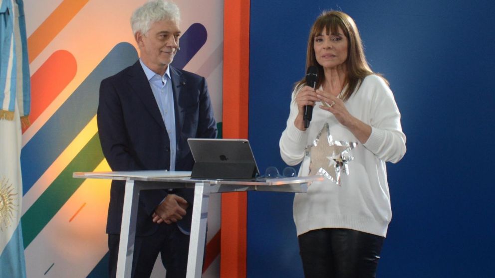 Se reunieron en el escenario, actores, directores y periodistas, celebrando el comienzo de la programación.