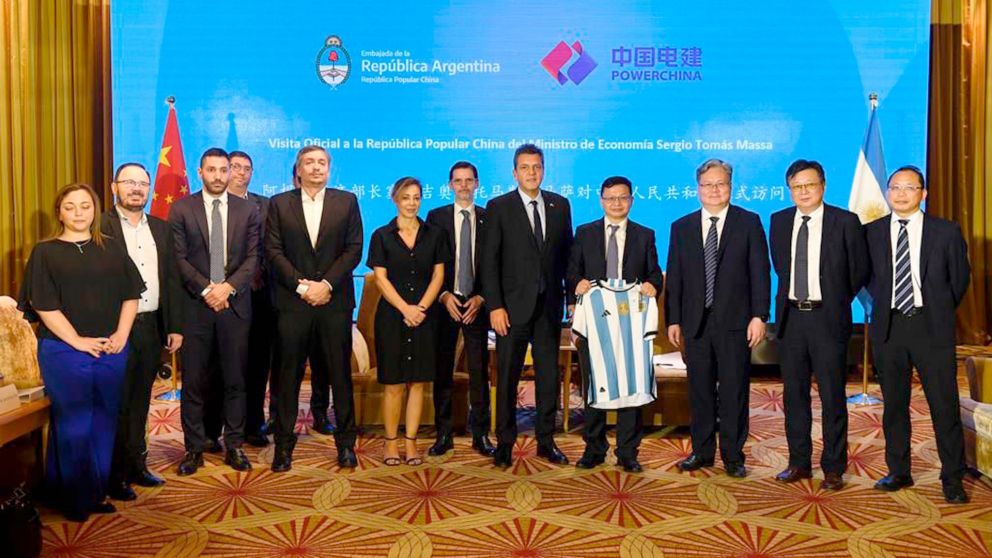 Sergio Massa y Máximo Kirchner, junto al resto de la comitiva que viajó a China