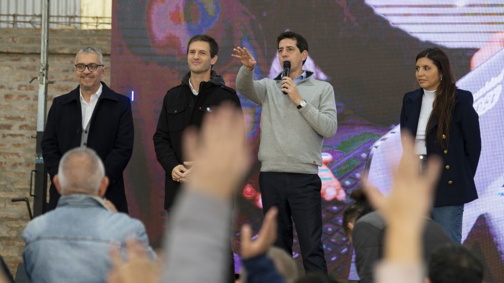 De Pedro recorri� hoy el conurbano dispuesto a terminar de instalar su precandidatura presidencial por el FdT.