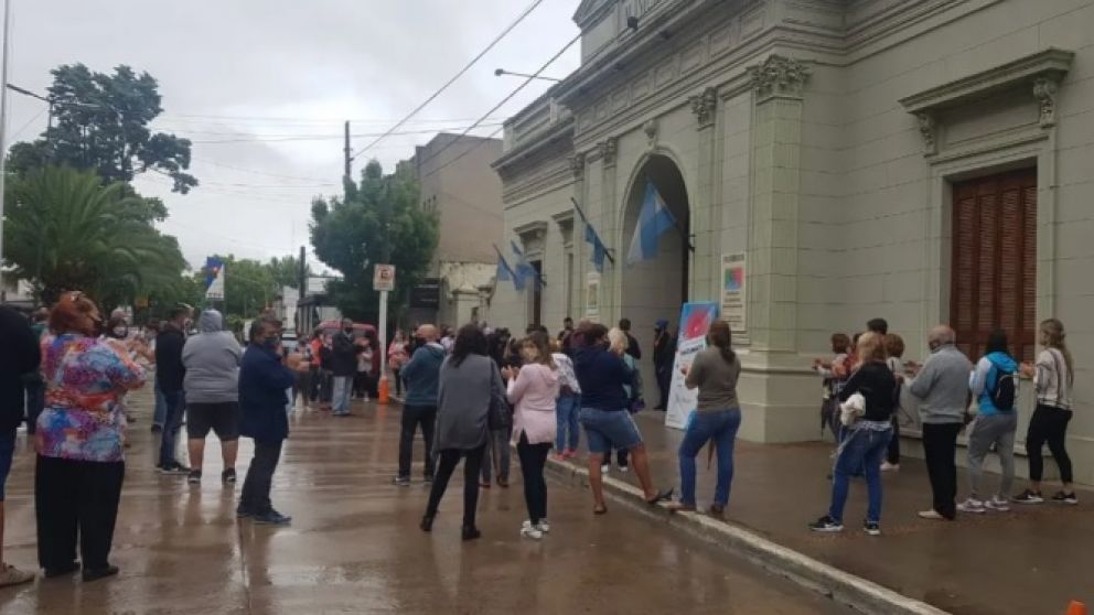 Se repiten las movilizaciones frente a la sede comunal
