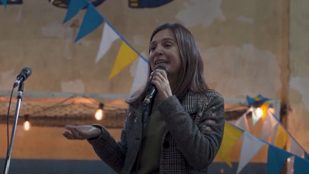 La titular de Anses, Fernanda Raverta, comparti� un locro junto a jubilados de Bat�n en el Club Juventud Unida