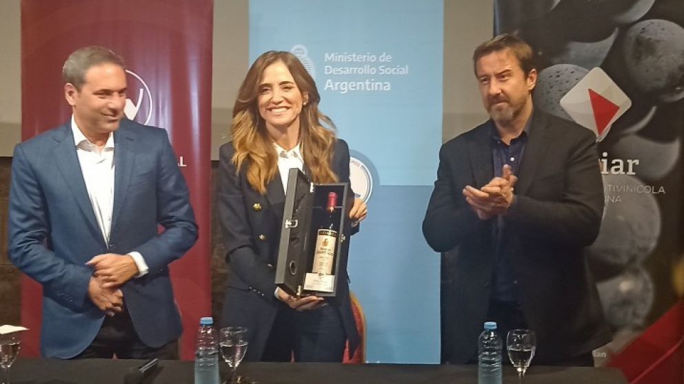 Tolosa Paz hizo el anuncio de la ayuda a productores