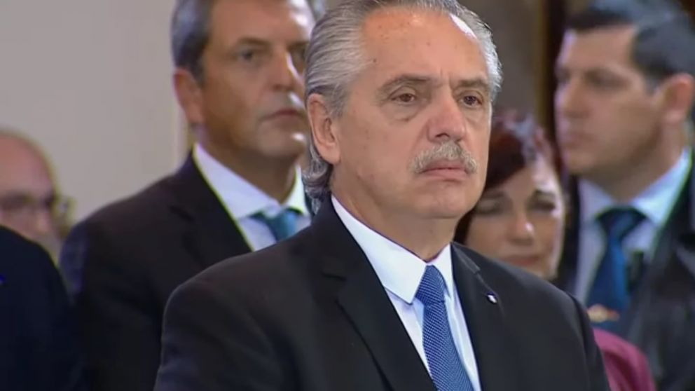 Alberto Fernández y Sergio Massa detrás