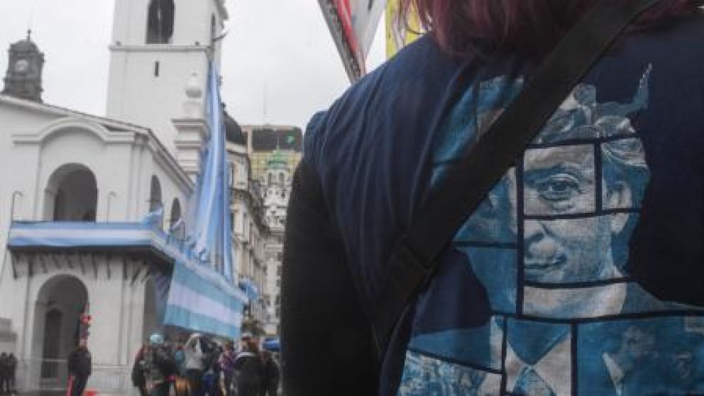 Los militantes llenan Plaza de Mayo para el acto de Cristina