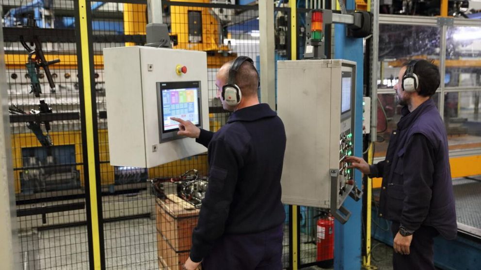 La demanda de bienes manufacturados se hundió, con el PMI industrial cayendo a 44,6 puntos