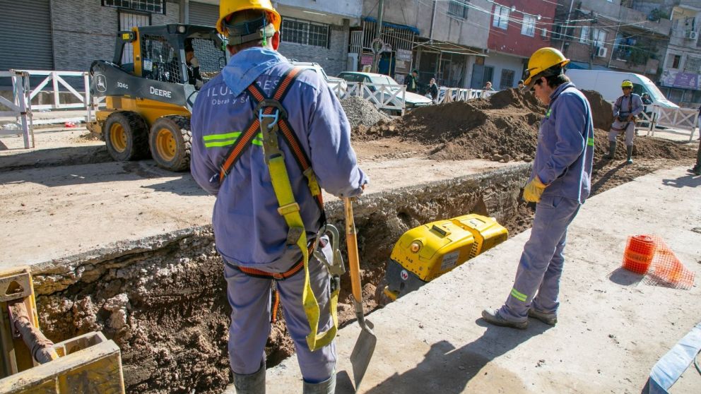 Continúan las obras de AySA para llevar agua potable y cloacas a 50 mil personas del barrio Padre Ricciardelli en CABA