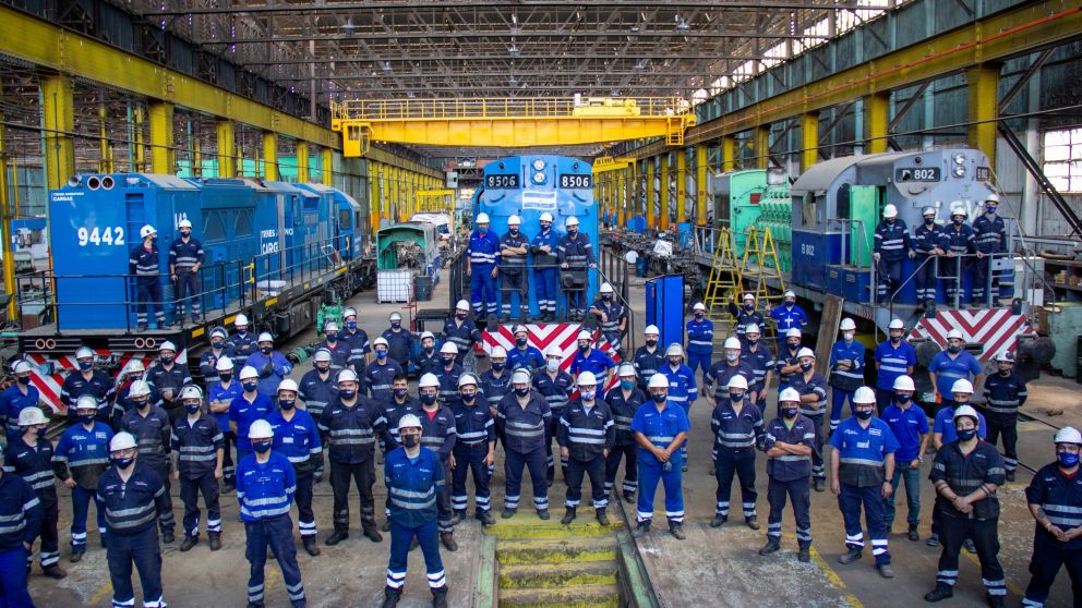 Parte del personal de los talleres Mendoza, pasión ferroviaria y metas federales que necesitan vía libre