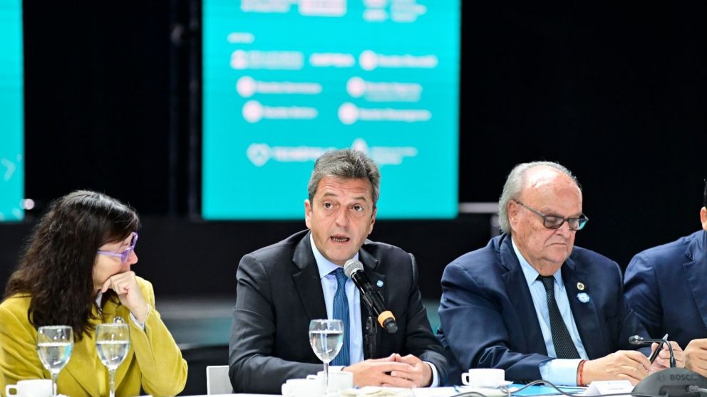 Massa cuestionó la dolarización ante industriales: “¿Cuánto mercado van a poder sostener?”