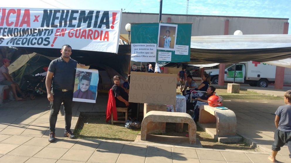 Enzo Martínez, el papá de Nehemias, realiza un acampe frente al hospital San José, en Paso de los Libres.