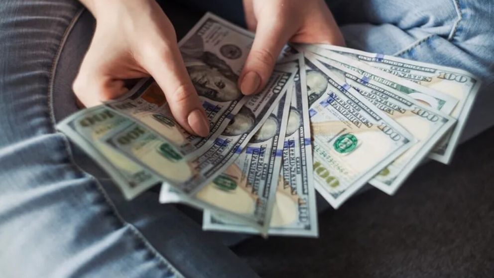 Reservas caen por uso del swap, pagos al FMI y devaluación del yuan