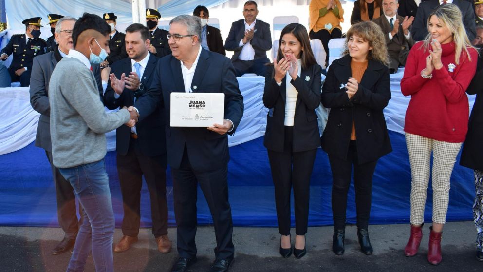 Bono de $120.000 para trabajadores estatales en la provincia que lidera el empleo privado