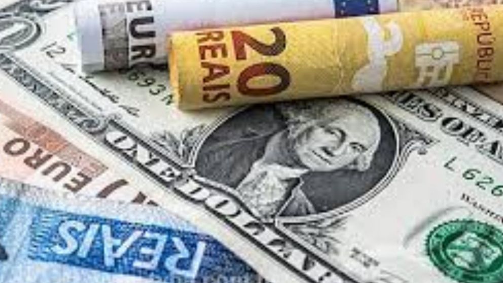 Precios y cotizaciones de cada moneda en los mercados oficiales, turista, y blue hoy.