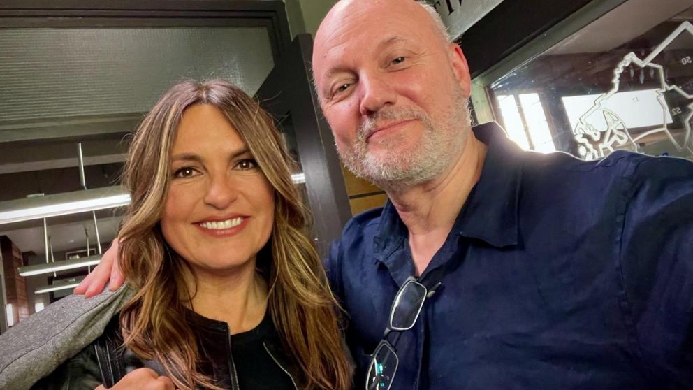 El director se reencontró con Mariska Hargitay, la célebre Capitana Olivia Benson. (NBC Universal)