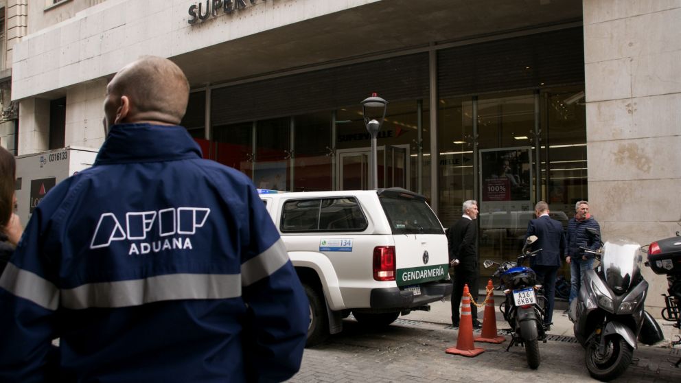 Compraban dólar oficial y vendían al blue: allanan 20 bancos en busca de información de empresas truchas