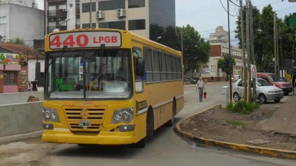 Tres líneas de colectivos estarán de paro este martes