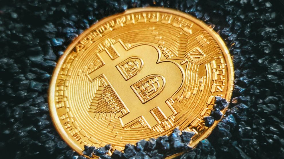 El Bitcoin tiene una huella ambiental similar a la del petróleo