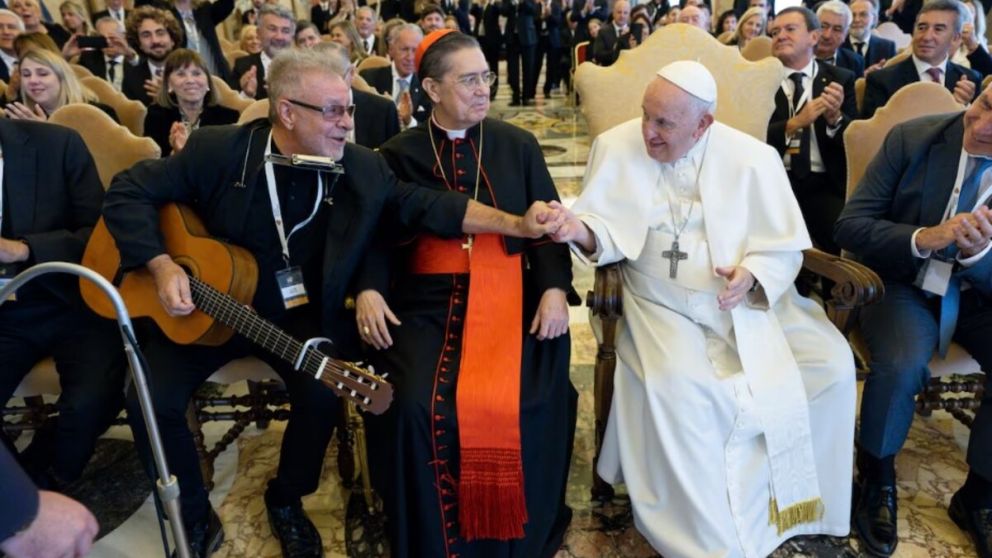León Gieco le cantó "Sólo le pido a Dios" al papa Francisco en el Vaticano