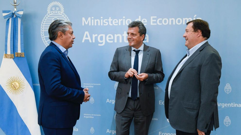 El ministro Sergio Massa con los gobernadores electos de Neuquén y Rio Negro