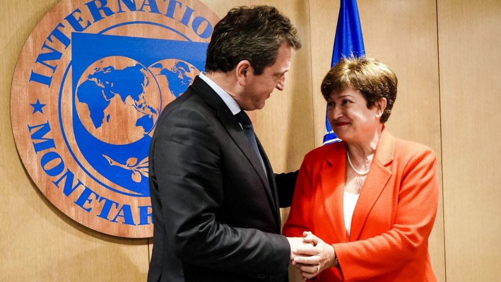 Presionado por la corrida, Massa avis� al FMI que seguir� usando reservas para intervenir