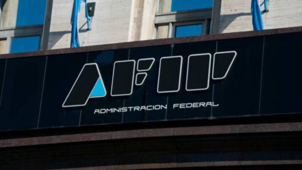 El agro no aportó vía retenciones y la recaudación cayó casi 8% real