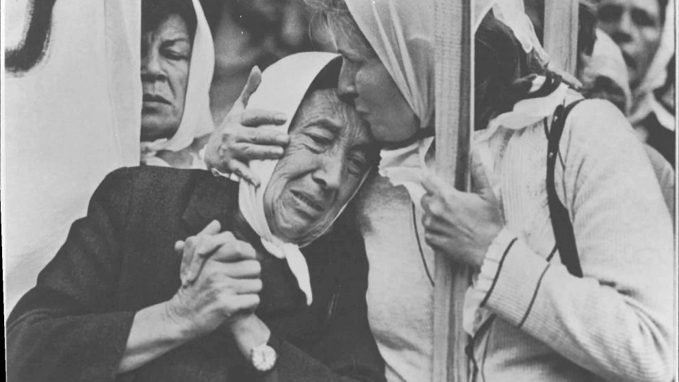 El 30 de abril de 1977, 14 madres fueron a la Plaza de Mayo a reclamar la aparición con vida de sus hijos desaparecidos